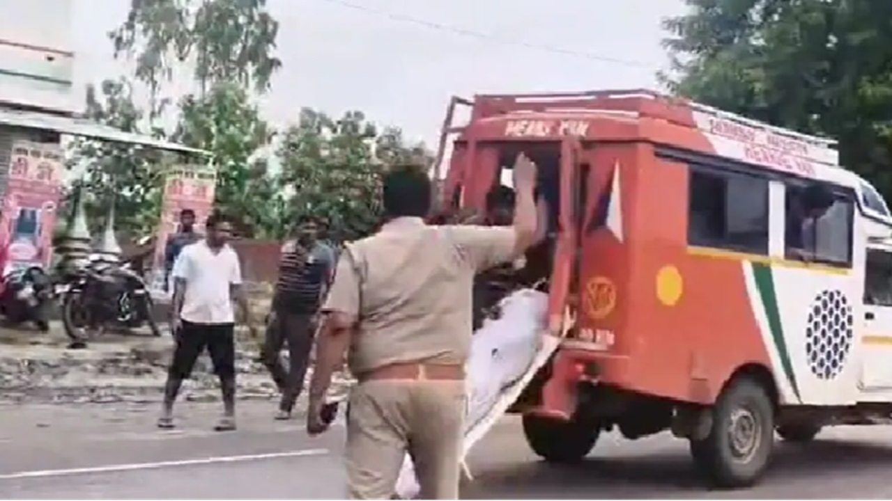 ಚಲಿಸುತ್ತಿದ್ದ ಆಂಬ್ಯುಲೆನ್ಸ್ನಿಂದ ಮೃತದೇಹವನ್ನು ಕೆಳಗಿಳಿಸಿದ ಕುಟುಂಬ