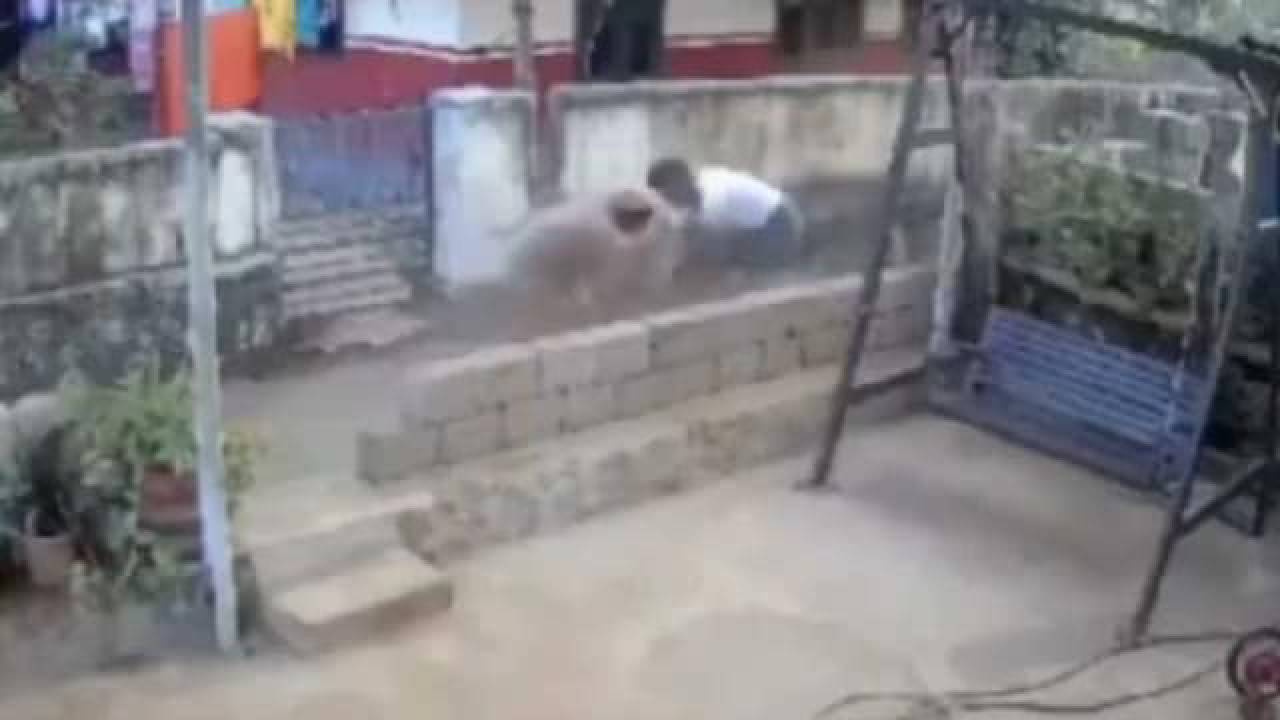 ಪೊರಕೆಯಲ್ಲೇ ಬಡಿದಾಟ; ಆಂಟಿ- ಅಂಕಲ್ ಫೈಟಿಂಗ್‌ ಹೇಗಿತ್ತು ಗೊತ್ತಾ? ವಿಡಿಯೊ ನೋಡಿ