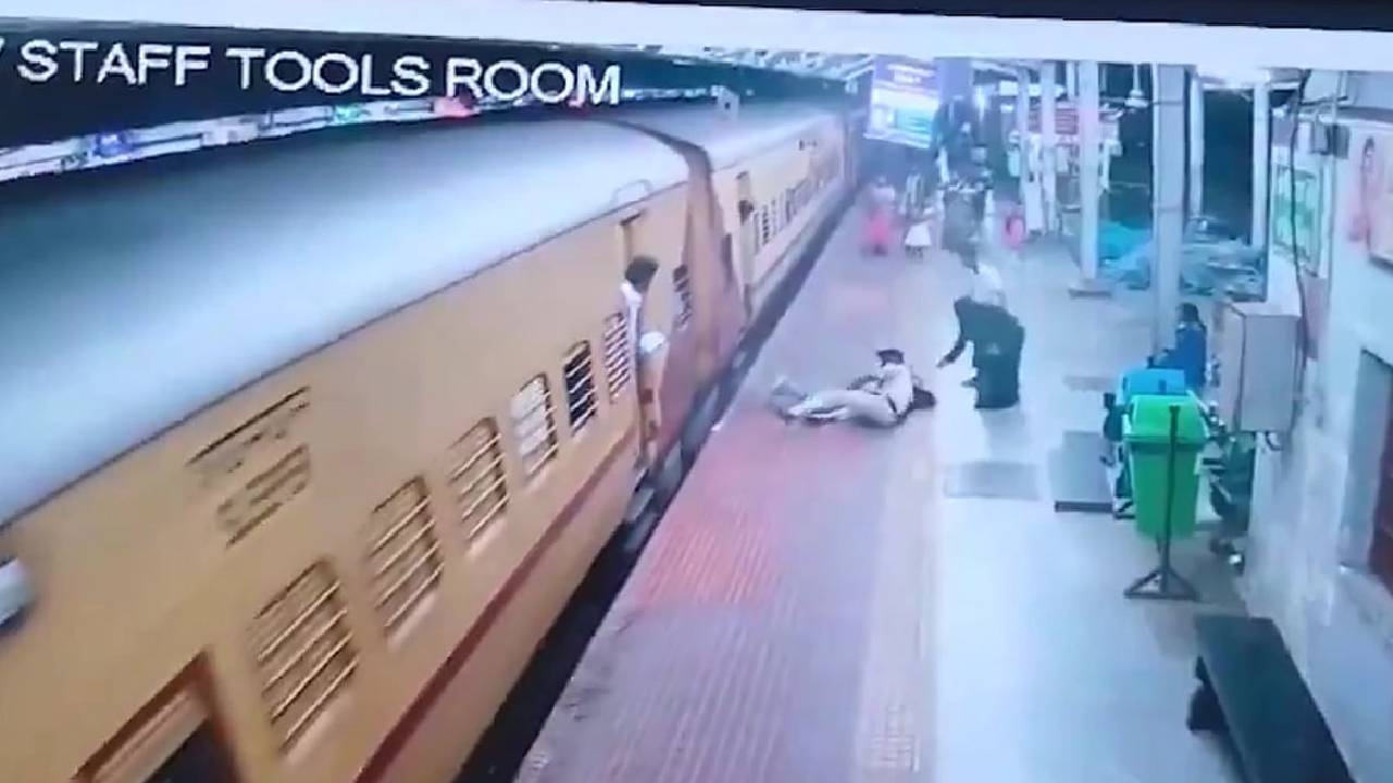 ಚಲಿಸುವ ರೈಲು ಹತ್ತಲು ಹೋದ ಮಹಿಳೆಯನ್ನು ರಕ್ಷಿಸಿದ ಆರ್‌ಪಿಎಫ್ ಸಿಬ್ಬಂದಿ