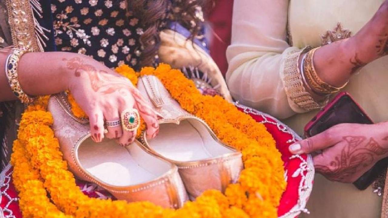 ಮದುವೆಯಲ್ಲಿ ವರನ ಶೂ ಕದ್ದ ಹೆಂಗಳೆಯರಿಗೆ ಚಮಕ್