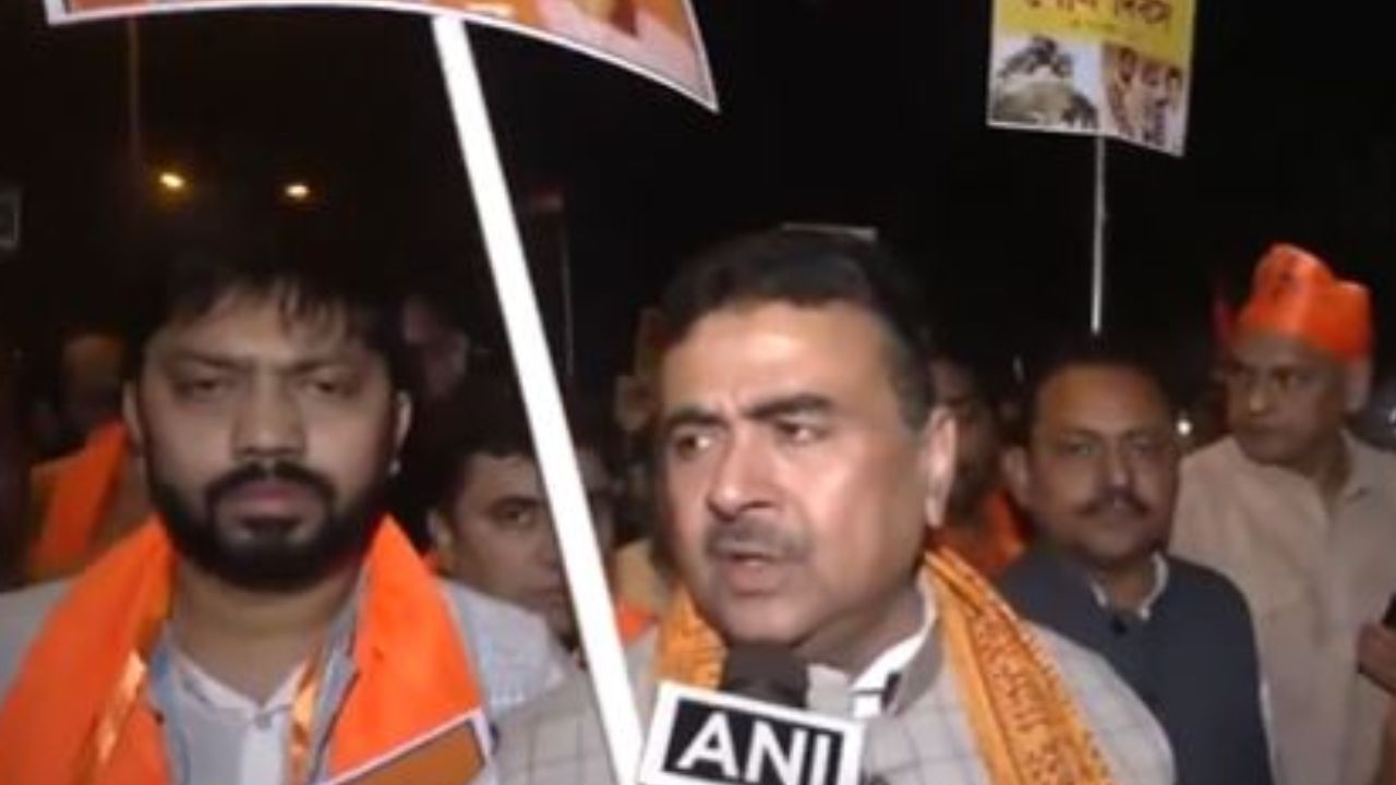 ಕೋಲ್ಕತ್ತಾದಲ್ಲಿ ಸಾವಿರಾರು  ಸಂತರು, ಸನ್ಯಾಸಿಗಳಿಂದ ಮೆರವಣಿಗೆ