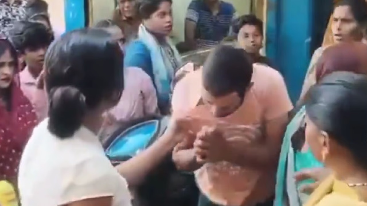 ಮಹಿಳೆಯರಿಗೆ ಕಿರುಕುಳ; ಬಿತ್ತು ಗೂಸಾ- ವಿಡಿಯೊ ನೋಡಿ