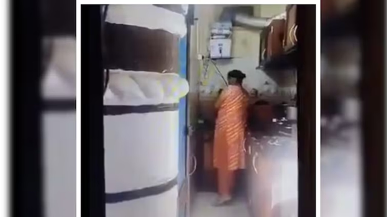 ಪಾತ್ರೆಗಳ ಮೇಲೆ ಮೂತ್ರ ವಿಸರ್ಜಿಸಿದ ಮಹಿಳೆ- ವಿಡಿಯೊ ನೋಡಿ