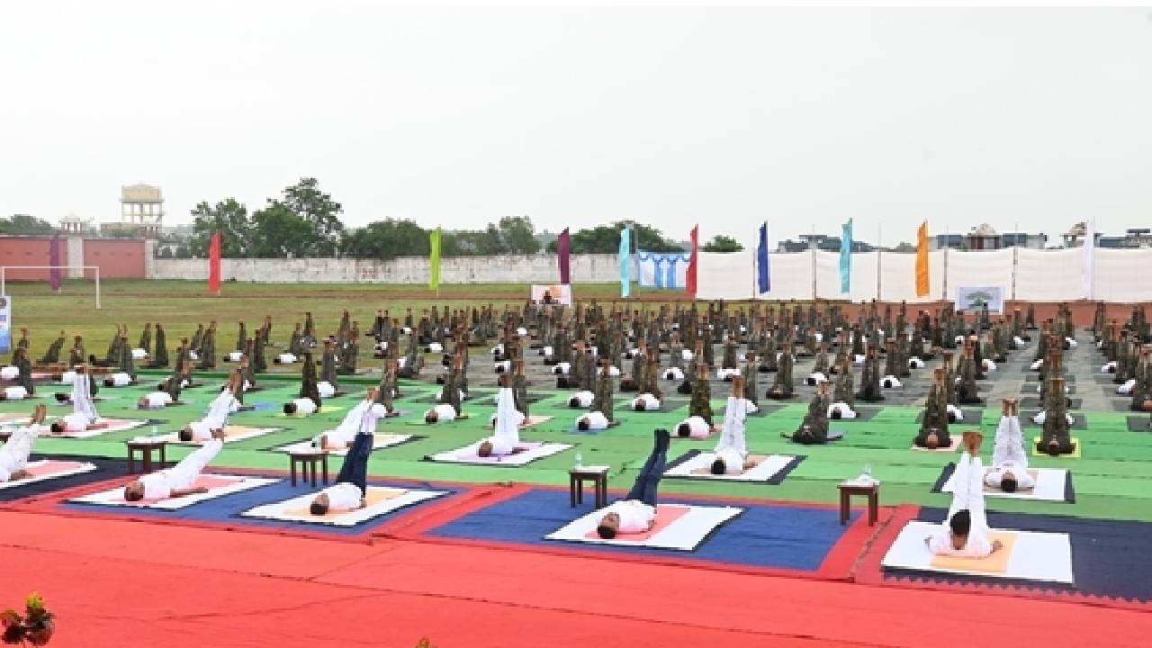 ರಾಜ್ಯಾದ್ಯಂತ ಯೋಗ ದಿನಾಚರಣೆ, ವಿಧಾನಸೌಧದ ಮುಂದೆ ಸಾವಿರಾರು ಮಂದಿಯ ಯೋಗ