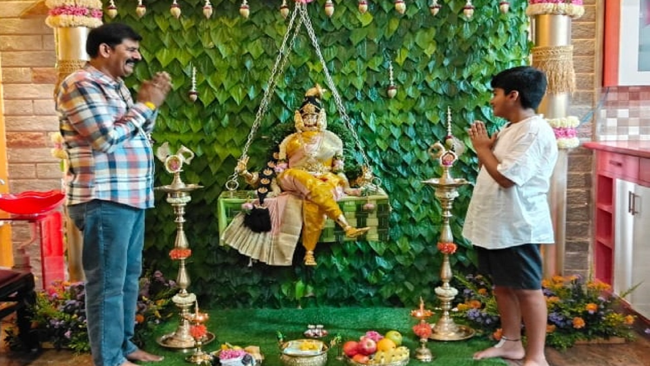 Varamahalakshmi Festival: ಜಿಲ್ಲೆಯಾದ್ಯಂತ ವರಮಹಾಲಕ್ಷ್ಮೀ ಹಬ್ಬದ ಸಂಭ್ರಮ : ಲಕ್ಷಿಯನ್ನು ಪೂಜಿಸಿ ಪುನೀತರಾದ ಜನತೆ